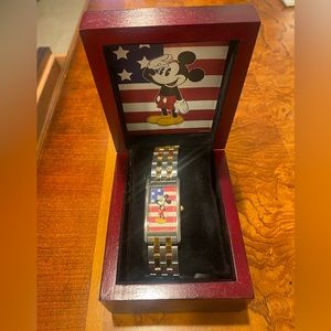 Ladies Disney Patriotic Mickey Mouse American Flag Watch Gold/Silver MU1015